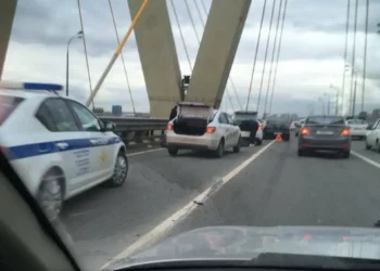 На мосту Миллениум образовалась огромная пробка из-за столкновения трех легковушек