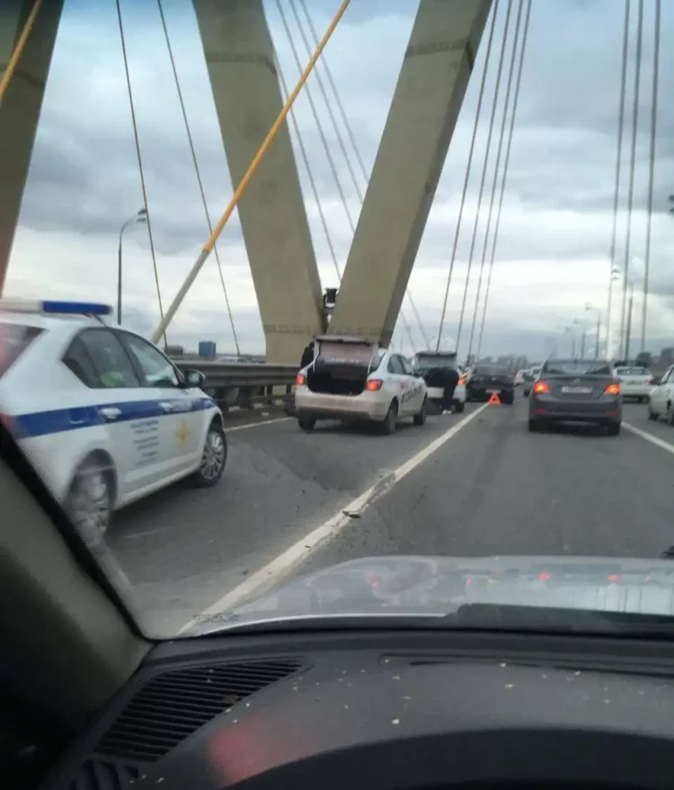 На мосту Миллениум образовалась огромная пробка из-за столкновения трех легковушек
