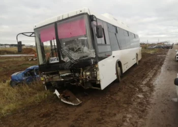 Водитель легковушки погиб, влетев в автобус на трассе в Татарстане