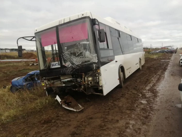 Водитель легковушки погиб, влетев в автобус на трассе в Татарстане