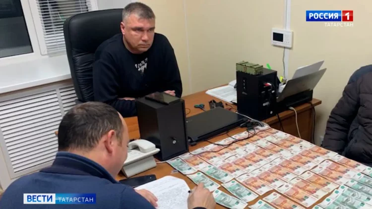 В Татарстане полицейские поймали на взятке начальника Закамского Госстройнадзора