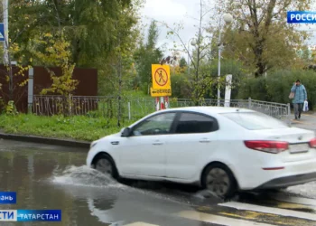 Казанский парк залила жидкость с неприятным запахом