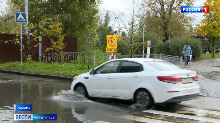 Казанский парк залила жидкость с неприятным запахом