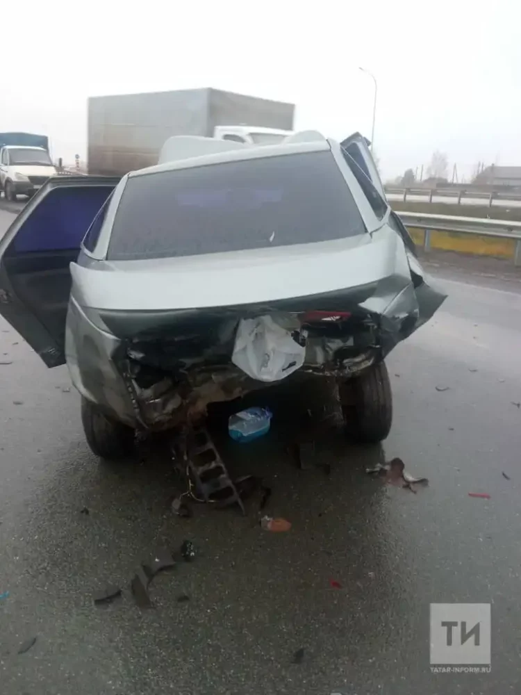 Водитель отечественной легковушки пострадал в массовом ДТП под Челнами