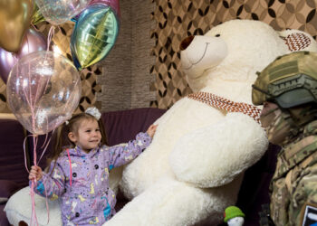 Росгвардейцы отблагодарили девочку Машу за поддержку участников СВО