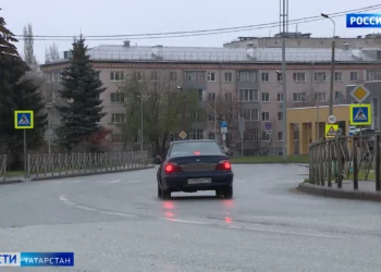 Чудом остались живы: в казанском поселке Юдино пожилой водитель сбил женщину с ребенком
