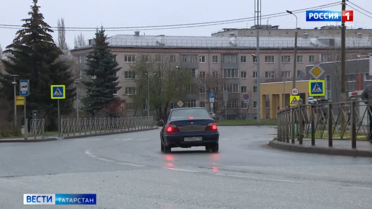 Чудом остались живы: в казанском поселке Юдино пожилой водитель сбил женщину с ребенком