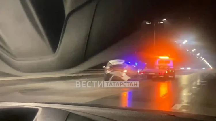 Под Казанью по дороге в аэропорт столкнулись несколько машин