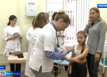 «Это сильно мешает им жить»: в Казани ведущие врачи осмотрели «детей-бабочек»