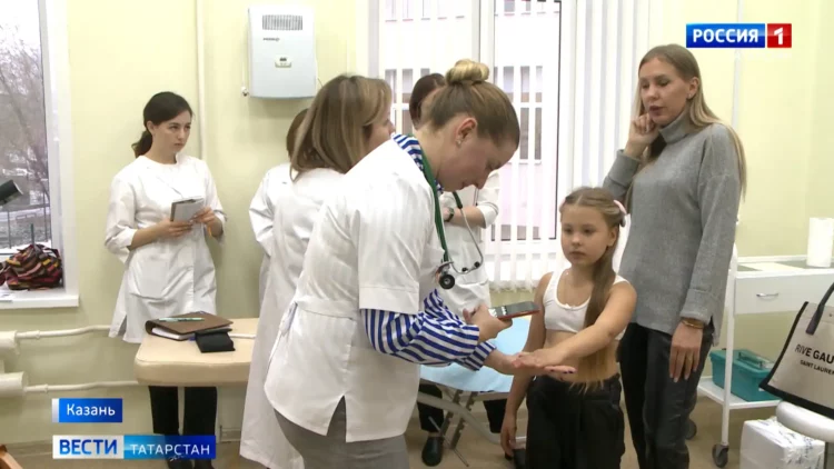 «Это сильно мешает им жить»: в Казани ведущие врачи осмотрели «детей-бабочек»