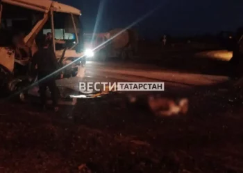 В Елабужском районе вахтовый автобус столкнулся с тягачом