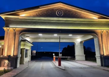 Приставы арестовали за долги КПП элитного поселка Тукаевского района