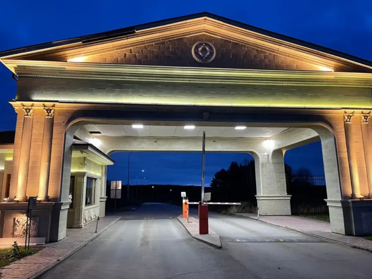 Приставы арестовали за долги КПП элитного поселка Тукаевского района