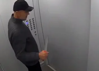 В Челнах арестовали мужчину, который ходил по подъезду с ножом и угрожал жильцам убийством