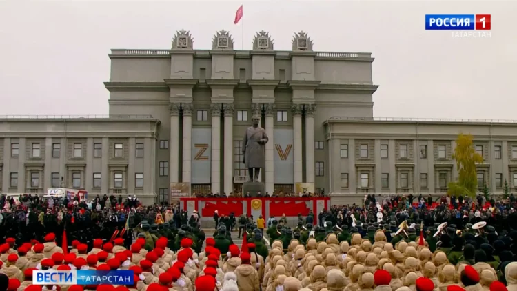 «На этом месте стояли наши деды и прадеды»: казанские кадеты выступили на параде в Самаре