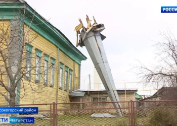 Сорванные крыши, разбитые авто и пострадавшие: последствия непогоды в Татарстане