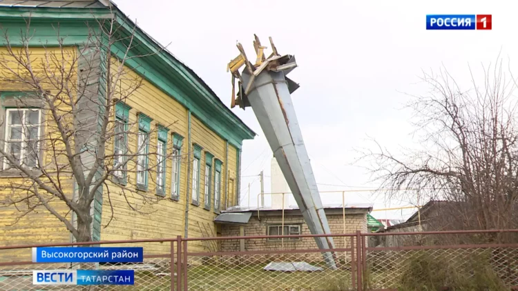Сорванные крыши, разбитые авто и пострадавшие: последствия непогоды в Татарстане
