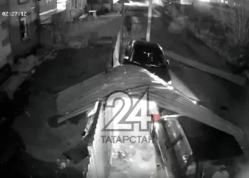 В Казани из-за сильного ветра на припаркованные машины упала часть крыши жилого дома