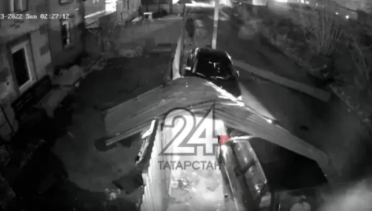В Казани из-за сильного ветра на припаркованные машины упала часть крыши жилого дома