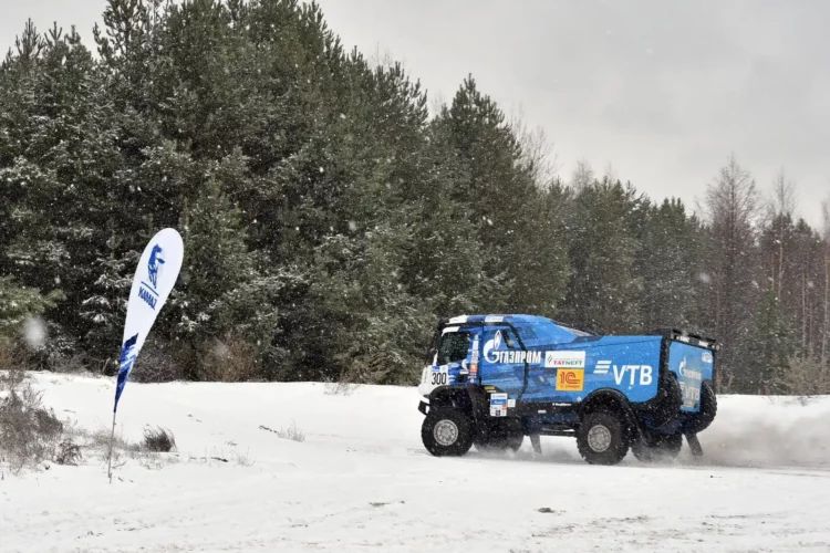 Минниханов оценил эволюцию спортивных автомобилей «КАМАЗ-мастер»