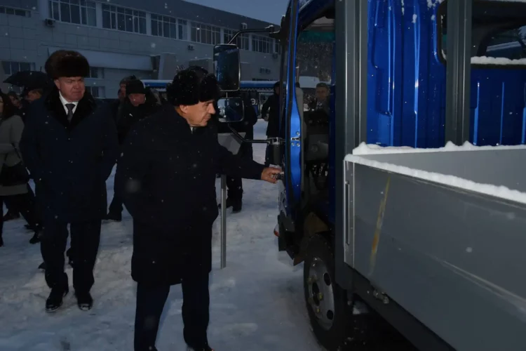 Минниханов и Мантуров ознакомились с новыми моделями КАМАЗа