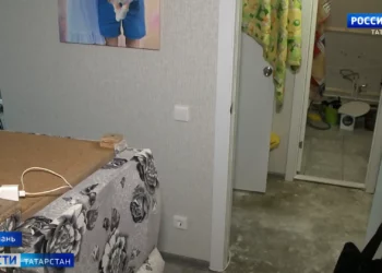 Чудом остались живы: в казанском поселке Юдино пожилой водитель сбил женщину с ребенком