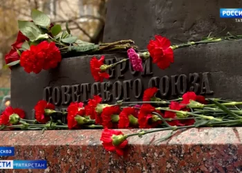 Фарид Мухаметшин и дочь Мусы Джалиля возложили цветы к памятнику поэта в Москве