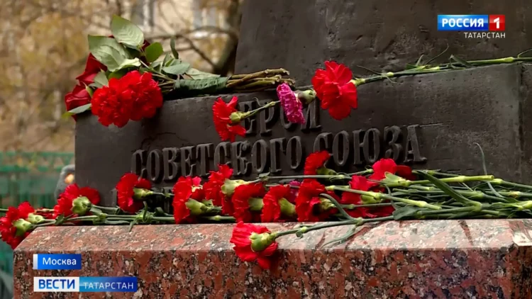 Фарид Мухаметшин и дочь Мусы Джалиля возложили цветы к памятнику поэта в Москве