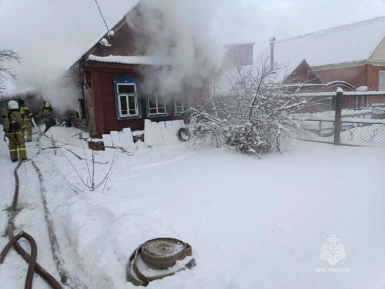 Два человека погибли во время пожара в частном доме в Бугульме