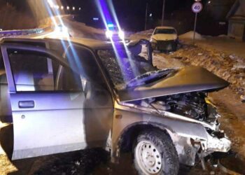 Водитель ВАЗа погиб, влетев в иномарку на трассе