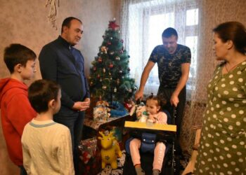 Глава Буинского района с сыновьями исполнил новогоднее желание «особенной» девочки