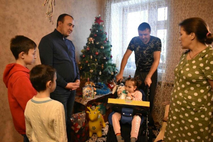 Глава Буинского района с сыновьями исполнил новогоднее желание «особенной» девочки