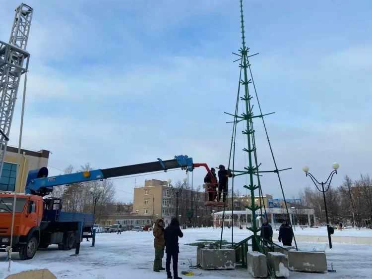 В Менделеевске начали устанавливать главную елку