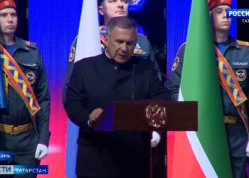 «Вот так у нас все время течет»: в Казани из-за ледяного дождя затопило многоэтажку