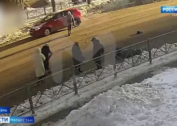 Сбил пешеходов и пытался замести следы: в Казани лихач на скорости сбил бабушку с внуком