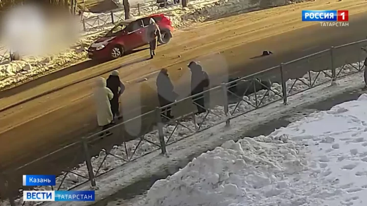 Сбил пешеходов и пытался замести следы: в Казани лихач на скорости сбил бабушку с внуком