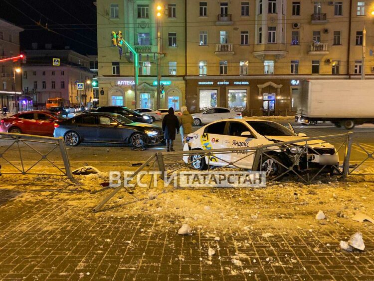 В центре Казани такси вылетело с дороги после ДТП