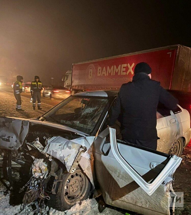 Восемь человек, в том числе четверо детей, пострадали в массовом ДТП в Татарстане