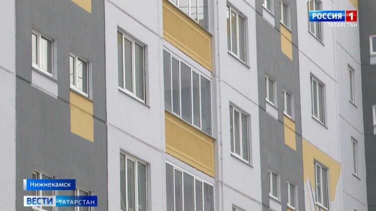 В Нижнекамске десятки семей получили квартиры в новом соципотечном доме