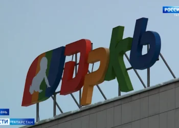 Сбил пешеходов и пытался замести следы: в Казани лихач на скорости сбил бабушку с внуком