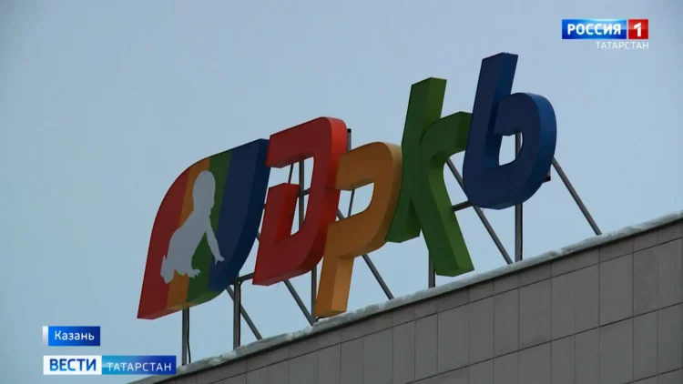 Сбил пешеходов и пытался замести следы: в Казани лихач на скорости сбил бабушку с внуком