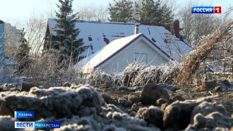 «Мы выкапывали дверь, они нас опять закапывают»: казанский поселок Малая Крыловка уходит под землю