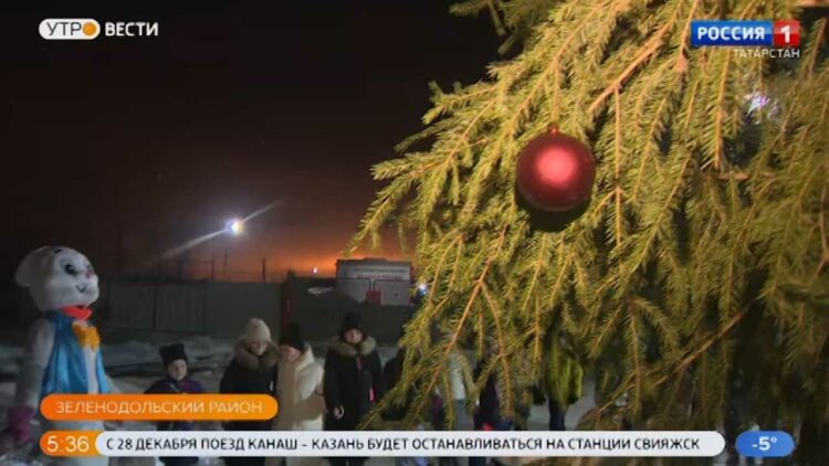 В микрорайоне Мостопоезд поселка Васильево впервые за 15 лет установили ёлку