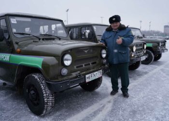 Минниханов вручил сертификат автомобили сотрудникам Госкомитета РТ по биоресурсам