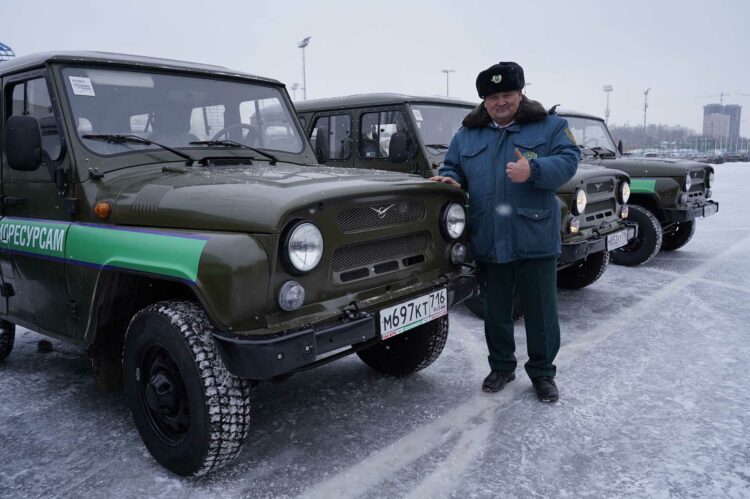 Минниханов вручил сертификат автомобили сотрудникам Госкомитета РТ по биоресурсам