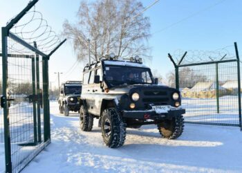 Метшин передал мобилизованным татарстанцам два автомобиля УАЗ «Хантер»