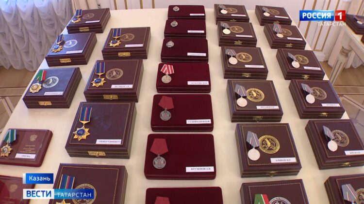 Рустам Минниханов вручил госнаграды выдающимся татарстанцам