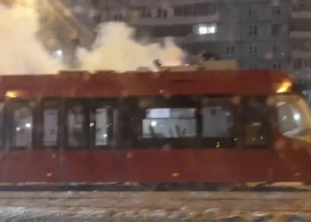 В Казани из-за обледеневших проводов загорелся трамвай
