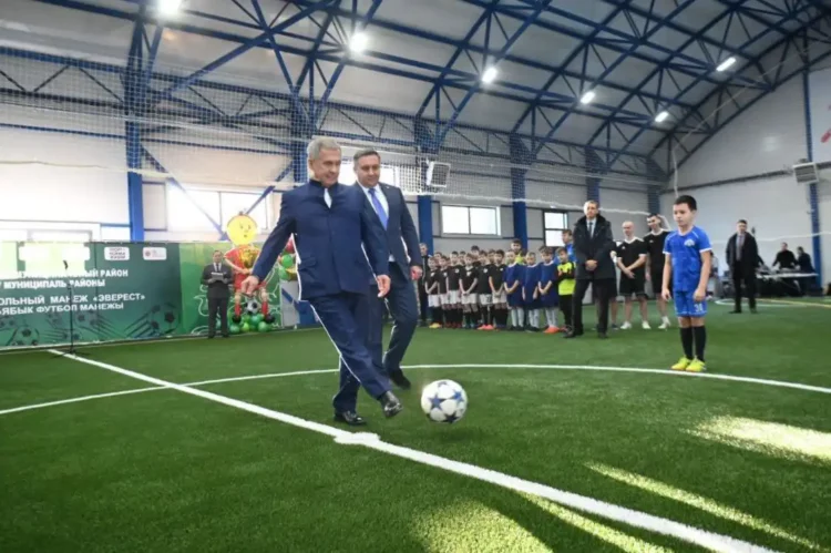 Рустам Минниханов принял участие в открытии трех футбольных манежей