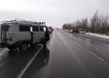 Один человек погиб, еще трое пострадали при столкновении «буханки» и микроавтобуса